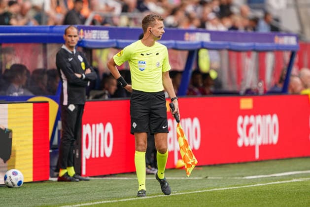 2026-8-15 FC Utrecht v AZ Alkmaar - Dutch Vriendenloterij Eredvisie UTRECHT, NETHERLANDS - AUGUST 15: Jan de Vries assistant referee looks on during the Dutch Vriendenloterij Eredvisie match between FC Utrecht and AZ Alkmaar at Stadion Galgenwaard on August 15, 2026 in Utrecht, Netherlands. Utrecht Stadion Galgenwaard Netherlands Content not available for redistribution in The Netherlands directly or indirectly through any third parties. Copyright: xAndrexWeeningx