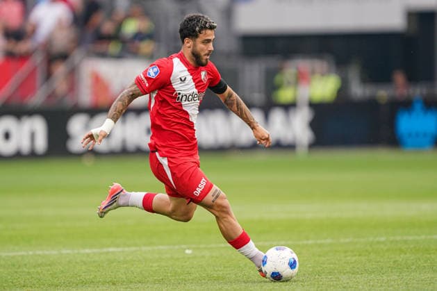 2026-8-15 FC Utrecht v AZ Alkmaar - Dutch Vriendenloterij Eredvisie UTRECHT, NETHERLANDS - AUGUST 15: Angel Alarcon of FC Utrecht runs with the ball during the Dutch Vriendenloterij Eredvisie match between FC Utrecht and AZ Alkmaar at Stadion Galgenwaard on August 15, 2026 in Utrecht, Netherlands. Utrecht Stadion Galgenwaard Netherlands Content not available for redistribution in The Netherlands directly or indirectly through any third parties. Copyright: xAndrexWeeningx
