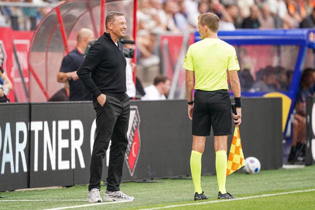2026-8-15 FC Utrecht v AZ Alkmaar - Dutch Vriendenloterij Eredvisie UTRECHT, NETHERLANDS - AUGUST 15: Leroy Echtheld headcoach of AZ Alkmaar is in discussion with Jan de Vries assistant referee during the Dutch Vriendenloterij Eredvisie match between FC Utrecht and AZ Alkmaar at Stadion Galgenwaard on August 15, 2026 in Utrecht, Netherlands. Utrecht Stadion Galgenwaard Netherlands Content not available for redistribution in The Netherlands directly or indirectly through any third parties. Copyright: xAndrexWeeningx