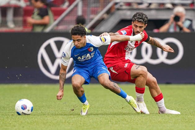 2026-8-15 FC Utrecht v AZ Alkmaar - Dutch Vriendenloterij Eredvisie UTRECHT, NETHERLANDS - AUGUST 15: Ro-Zangelo Daal of AZ Alkmaar battles for possession with Angel Alarcon of FC Utrecht during the Dutch Vriendenloterij Eredvisie match between FC Utrecht and AZ Alkmaar at Stadion Galgenwaard on August 15, 2026 in Utrecht, Netherlands. Utrecht Stadion Galgenwaard Netherlands Content not available for redistribution in The Netherlands directly or indirectly through any third parties. Copyright: xAndrexWeeningx