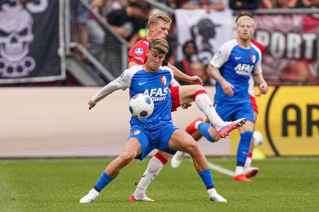 2026-8-15 FC Utrecht v AZ Alkmaar - Dutch Vriendenloterij Eredvisie UTRECHT, NETHERLANDS - AUGUST 15: Dave Kwakman of AZ Alkmaar battles for possession with Guus Offerhaus of FC Utrecht during the Dutch Vriendenloterij Eredvisie match between FC Utrecht and AZ Alkmaar at Stadion Galgenwaard on August 15, 2026 in Utrecht, Netherlands. Utrecht Stadion Galgenwaard Netherlands Content not available for redistribution in The Netherlands directly or indirectly through any third parties. Copyright: xAndrexWeeningx