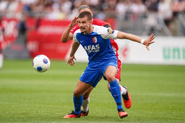 2026-8-15 FC Utrecht v AZ Alkmaar - Dutch Vriendenloterij Eredvisie UTRECHT, NETHERLANDS - AUGUST 15: Wouter Goes of AZ Alkmaar battles for possession with Artem Stepanov of FC Utrecht during the Dutch Vriendenloterij Eredvisie match between FC Utrecht and AZ Alkmaar at Stadion Galgenwaard on August 15, 2026 in Utrecht, Netherlands. Utrecht Stadion Galgenwaard Netherlands Content not available for redistribution in The Netherlands directly or indirectly through any third parties. Copyright: xAndrexWeeningx