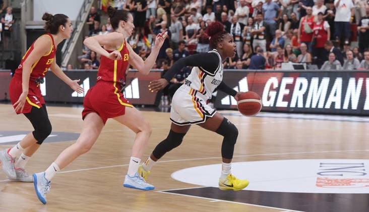 Ludwigsburg, Women s International Basketball Game, Germany vs. Spain, from left: Aina Ayuso (ESP), Alexis Peterson Smalls (GER)