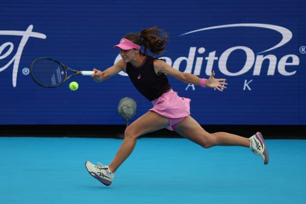 August 15, 2026, Mason, Oh, USA: Cincinnati Open Tennis 2026 - Zeynep Sonmez plays a ball against Amanda Anisimova. ZUMAPress Mason USA - ZUMAn24_ 20260815_zaf_n24_006 Copyright: xWallyxNellx