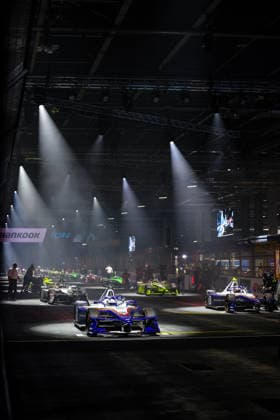 Starting grid, spotlights shining on the cars, Pascal Wehrlein of the Porsche Formula E Team, No. 94 starting from pole position, ABB FIA Formula E World Championship, 2026 London ePrix, United Kingdom, Season 12 (2025–26), Round 16, July 15, 2026, ABB FIA Formula E World Championship, 2026 London ePrix, United Kingdom, Season 12 (2025–26), Round 16, July 15, 2026, London Copyright: xEibner-Pressefoto LauraxRoemerx EP_LRR