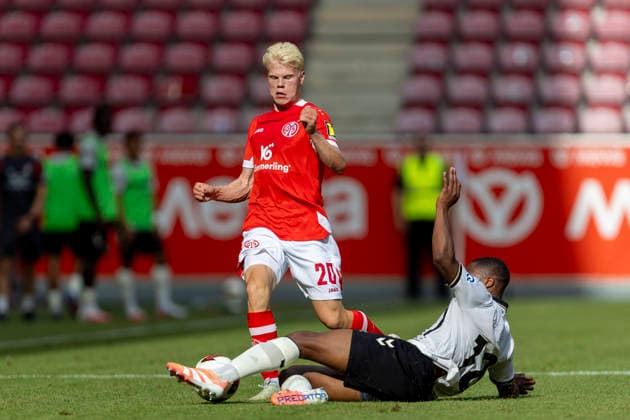GER, Mainz, Soccer, Friendly Match, FSV Mainz 05 vs. AFC Bournemouth (pictured, from left: Otto Ruoppi, FSV Mainz 05 20), Bafode Diakite, AFC Bournemouth 18, tackle, August 15, 2026, MEWA Arena, Mainz. DFL and DFB regulations prohibit any use of photographs as image sequences and or quasi-video, Copyright: HMBxMedia PaulxFritz