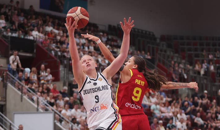 Ludwigsburg, Women s International Basketball Game, Germany vs. Spain, from left: Emma Eichmeyer (GER), Helena Pueyo (ESP)