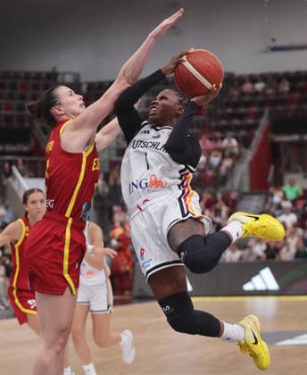 Ludwigsburg, Women s International Basketball Game, Germany vs. Spain, from left: Aina Ayuso (ESP), Alexis Peterson Smalls (GER)