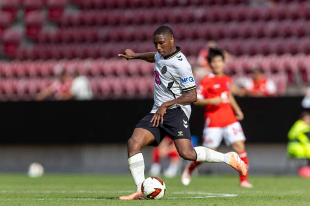 GER, Mainz, Soccer, Friendly Match, FSV Mainz 05 vs. AFC Bournemouth (pictured, from left): Bafode Diakite (AFC Bournemouth, No. 18), in action with the ball, August 15, 2026, MEWA Arena, Mainz; DFL and DFB regulations prohibit any use of photographs as image sequences and or quasi-video, Copyright: HMBxMedia PaulxFritz