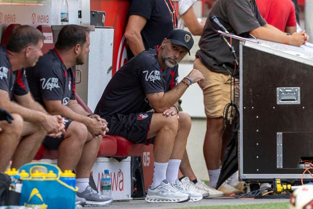 GER, Mainz, Soccer, Friendly Match, FSV Mainz 05 vs. AFC Bournemouth (pictured, from left): Marco Rose, head coach of AFC Bournemouth, sits on the bench, looking toward the substitutes. August 15, 2026, MEWA Arena, Mainz. DFL and DFB regulations prohibit any use of photographs as image sequences and or quasi-video, Copyright: HMBxMedia PaulxFritz