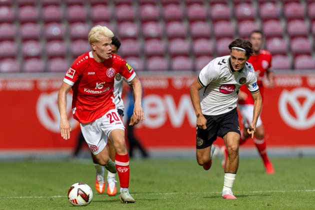 GER, Mainz, Soccer, Friendly Match, FSV Mainz 05 vs. AFC Bournemouth (pictured, from left): Otto Ruoppi, FSV Mainz 05 20, in action with the ball, August 15, 2026, MEWA Arena, Mainz; DFL and DFB regulations prohibit any use of photographs as image sequences and or quasi-video, Copyright: HMBxMedia PaulxFritz