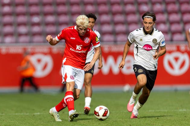 GER, Mainz, Soccer, Friendly Match, FSV Mainz 05 vs. AFC Bournemouth (pictured, from left): Otto Ruoppi, FSV Mainz 05 20, in action with the ball, August 15, 2026, MEWA Arena, Mainz; DFL and DFB regulations prohibit any use of photographs as image sequences and or quasi-video, Copyright: HMBxMedia PaulxFritz