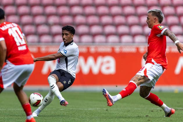 GER, Mainz, Soccer, Friendly Match, FSV Mainz 05 vs. AFC Bournemouth (pictured, from left): Marcus Tavernier (AFC Bournemouth 16), in action with the ball, Phillip Tietz (FSV Mainz 05), No. 09, attempts to disrupt play, August 15, 2026, MEWA Arena, Mainz. DFL and DFB regulations prohibit any use of photographs as image sequences and or quasi-video, Copyright: HMBxMedia PaulxFritz