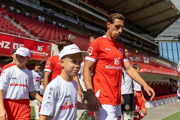 GER, Mainz, Soccer, Friendly Match, FSV Mainz 05 vs. AFC Bournemouth (pictured, from left: Dominik Kohr, FSV Mainz 05, 31, during the warm-up on August 15, 2026), MEWA Arena, Mainz; DFL and DFB regulations prohibit any use of photographs as image sequences and or quasi-video, Copyright: HMBxMedia PaulxFritz