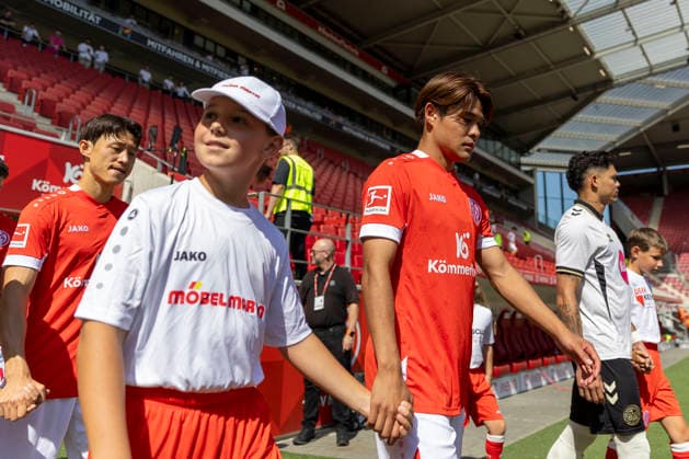 GER, Mainz, Soccer, Friendly Match, FSV Mainz 05 vs. AFC Bournemouth (pictured, from left: Kaishu Sano, FSV Mainz 05 06), during the warm-up on August 15, 2026, MEWA Arena, Mainz; DFL and DFB regulations prohibit any use of photographs as image sequences and or quasi-video, Copyright: HMBxMedia PaulxFritz