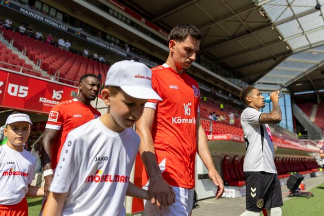 GER, Mainz, Soccer, Friendly Match, FSV Mainz 05 vs. AFC Bournemouth (pictured, from left: Anthony Caci, FSV Mainz 05 19), during the warm-up on August 15, 2026, MEWA Arena, Mainz; DFL and DFB regulations prohibit any use of photographs as image sequences and or quasi-video, Copyright: HMBxMedia PaulxFritz