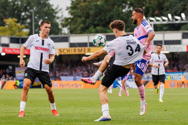 L R Almin Mesanovic, SC Verl, 30, Janne Berner, SC Verl, 34, Ramien Safi, MSV Duisburg, 19, GER, SC Verl vs. MSV Duisburg, Soccer, 3rd Division, Matchday 2, 2026–2027 Season, August 15, 2026 DFL regulations prohibit any use of photographs as image sequences and or quasi-video GER, SC Verl vs. MSV Duisburg, Soccer, 3rd Division, Matchday 2, 2026–2027 season, August 15, 2026, Verl Copyright: xEibner-Pressefoto JanxRollingerx EP_JSK