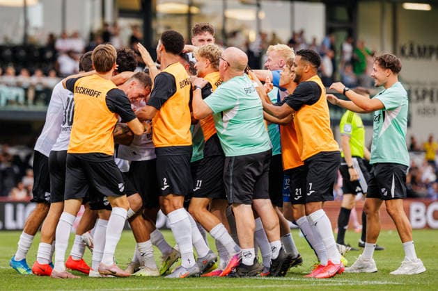 The SC Verl team celebrates Andre Leipold s goal to make it 2–0. SC Verl, 20 GER, SC Verl vs. MSV Duisburg, soccer, 3rd Division, Matchday 2, 2026–2027 season, August 15, 2026 DFL regulations prohibit any use of photographs as image sequences and or quasi-video GER, SC Verl vs. MSV Duisburg, soccer, 3rd Division, Matchday 2, 2026–2027 season, August 15, 2026, Verl Copyright: xEibner-Pressefoto JanxRollingerx EP_JSK