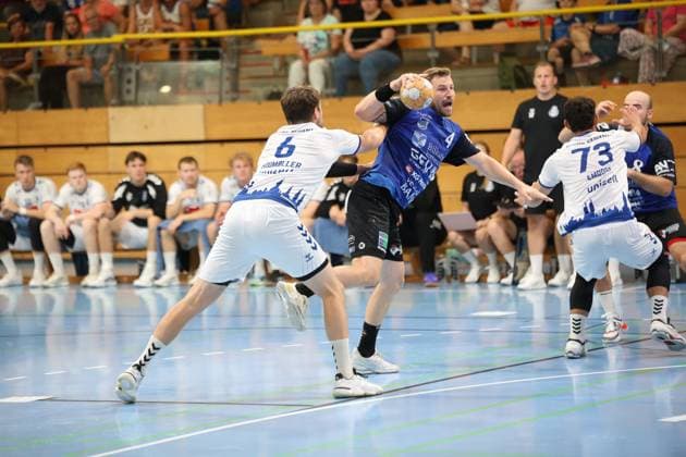 Frederik Hildebrand Mølby 4 of Grindstedt GIF breaks through VfL Lübeck Schwartau’s defense while in a shooting position, including Rasmus Houmøller 6 and Lukas Kingsley Emdorf 73. The scene shows an intense duel at the Hansehalle in Lübeck, with Frederik Hildebrand Mølby 4 of Grindstedt GIF breaking through against VfL Lübeck Schwartau. Copyright: xspeedshotx