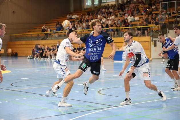 Rune Overlund 25 Grindstedt GIF jumps up to shoot with the ball in his hand, while Rasmus Houmøller 6 of VfL Lübeck Schwartau and another Lübeck defender put pressure on him; Maximilian Botta 19 of VfL Lübeck Schwartau secures the defense in the background, in front of a packed crowd at the Hansehalle in Lübeck, Rune Overlund (25, Grindstedt GIF) attempts a jump shot against VfL Lübeck Schwartau Copyright: xspeedshotx