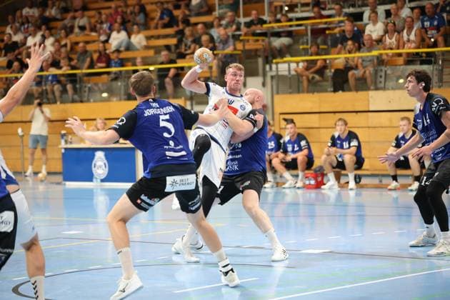 Ole Hagedorn 10 of VfL Lübeck Schwartau fights his way through two Grindstedt GIF defenders with the ball in his hands. The player wearing number 5, Jørgensen, tries to stop the breakaway, while Hagedorn prepares to shoot. Ole Hagedorn 10, VfL Lübeck Schwartau, breaks through against Grindstedt GIF Copyright: xspeedshotx