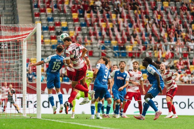 From left to right in the photo: Matthew Moore (TSG Hoffenheim II, No. 15) in a header duel with Jordi Paulina (Fortuna Düsseldorf, No. 27) following a corner kick; Sean Dulic (TSG Hoffenheim II, 03, Blessing Makanda (TSG Hoffenheim II), 17; Fortuna Düsseldorf vs. TSG Hoffenheim II, soccer, 3rd Division, Matchday 2, 2026–27 season, August 15, 2026, DFL regulations prohibit any use of photographs as image sequences and or quasi-video, Fortuna Düsseldorf vs. TSG Hoffenheim II, soccer, 3. Liga, Matchday 2, 2026–27 Season, August 15, 2026, Düsseldorf Copyright: xEibner-Pressefoto LukasxBaldygax EP_LBA