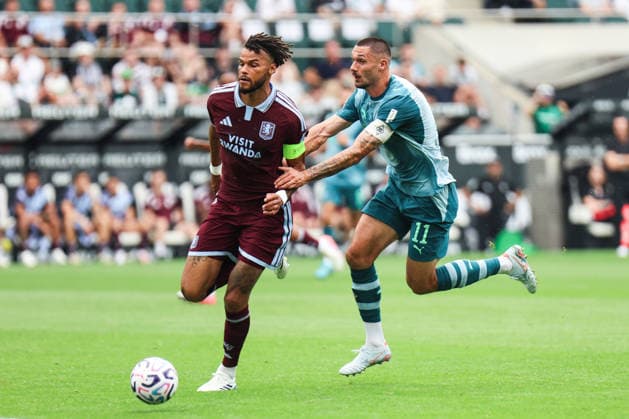 MOENCHENGLADBACH, GERMANY August 15: Tyrone Mings (Aston Villa, 5) challenges Tim Kleindienst (Borussia Moenchengladbach, 11) for the ball during the pre-season friendly match between Borussia Mönchengladbach and Aston Villa at the ista-BORUSSIA-PARK on August 15, 2026 in Moenchengladbach, Germany. DFL REGULATIONS PROHIBIT ANY USE OF PHOTOGRAPHS AS IMAGE SEQUENCES AND OR QUASI-VIDEO. Copyright: xNatachaxFreisenx