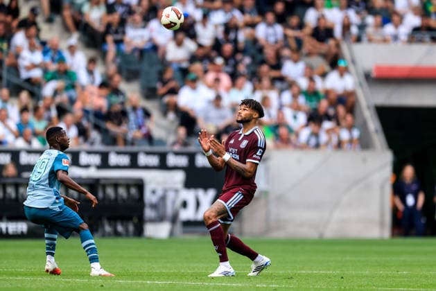MOENCHENGLADBACH, GERMANY - AUGUST 15: Tyrone Mings of Aston Villa focuses on the ball during the pre-season friendly match between Borussia Monchengladbach and Aston Villa at the ista-Borussia-Park on August 15, 2026 in Moenchengladbach, Germany.  Copyright: xRenexNijhuis MBxMediax