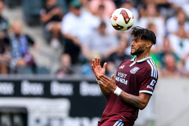 MOENCHENGLADBACH, GERMANY - AUGUST 15: Tyrone Mings of Aston Villa heads the ball during the pre-season friendly match between Borussia Monchengladbach and Aston Villa at the ista-Borussia-Park on August 15, 2026 in Moenchengladbach, Germany.  Copyright: xRenexNijhuis MBxMediax