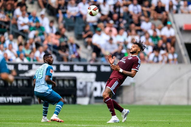 MOENCHENGLADBACH, GERMANY - AUGUST 15: Tyrone Mings of Aston Villa heads the ball during the pre-season friendly match between Borussia Monchengladbach and Aston Villa at the ista-Borussia-Park on August 15, 2026 in Moenchengladbach, Germany.  Copyright: xRenexNijhuis MBxMediax