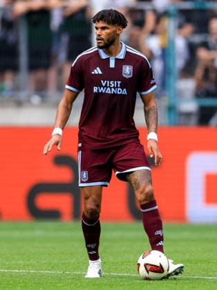 MOENCHENGLADBACH, GERMANY - AUGUST 15: Tyrone Mings of Aston Villa dribbles with the ball during the pre-season friendly match between Borussia Monchengladbach and Aston Villa at the ista-Borussia-Park on August 15, 2026 in Moenchengladbach, Germany.  Copyright: xRenexNijhuis MBxMediax