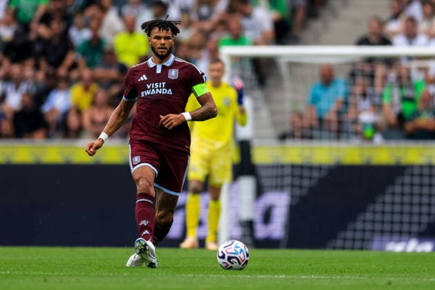 MOENCHENGLADBACH, GERMANY - AUGUST 15: Tyrone Mings of Aston Villa passes the ball during the pre-season friendly match between Borussia Monchengladbach and Aston Villa at the ista-Borussia-Park on August 15, 2026 in Moenchengladbach, Germany.  Copyright: xRenexNijhuis MBxMediax