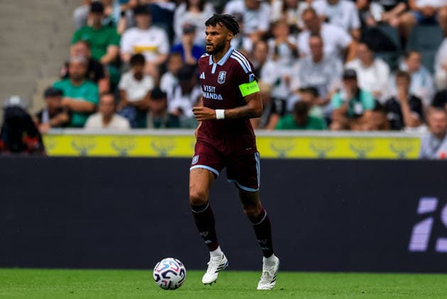 MOENCHENGLADBACH, GERMANY - AUGUST 15: Tyrone Mings of Aston Villa dribbles with the ball during the pre-season friendly match between Borussia Monchengladbach and Aston Villa at the ista-Borussia-Park on August 15, 2026 in Moenchengladbach, Germany.  Copyright: xRenexNijhuis MBxMediax