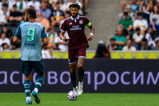 MOENCHENGLADBACH, GERMANY - AUGUST 15: Tyrone Mings of Aston Villa dribbles with the ball during the pre-season friendly match between Borussia Monchengladbach and Aston Villa at the ista-Borussia-Park on August 15, 2026 in Moenchengladbach, Germany.  Copyright: xRenexNijhuis MBxMediax