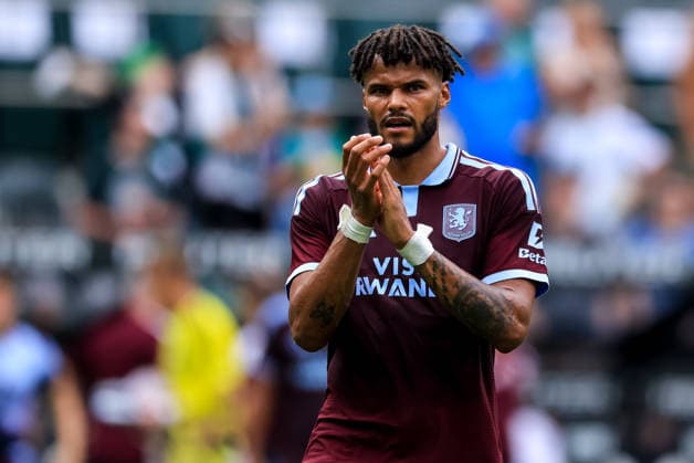 MOENCHENGLADBACH, GERMANY - AUGUST 15: Tyrone Mings of Aston Villa applauds the fans after the pre-season friendly match between Borussia Monchengladbach and Aston Villa at the ista-Borussia-Park on August 15, 2026 in Moenchengladbach, Germany.  Copyright: xRenexNijhuis MBxMediax