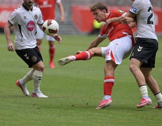 William Böving takes photos at the Mainz 05 vs. FC Bournemouth soccer exhibition match on August 15, 2026, in Mainz. DFL and DFB regulations prohibit any use of photographs as image sequences and or quasi-video.