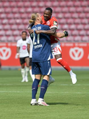 Sheraldo Becker celebrates his goal to make it 1–0 with goalkeeper Robin Zentner (left) during the soccer friendly match between Mainz 05 and FC Bournemouth on August 15, 2026, in Mainz. DFL and DFB regulations prohibit any use of photographs as IIMAGE SEQUENCES and or QUASI-VIDEO