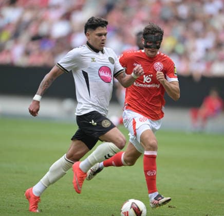 Evanilson Li on his way to scoring the 1-1 goal against Fabio Gruber, photographed during the soccer friendly match between Mainz 05 and FC Bournemouth on August 15, 2026, in Mainz. DFL and DFB regulations prohibit any use of photographs as images SEQUENCES and or QUASI-VIDEO