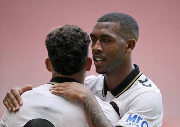 Evanilson celebrates his goal to tie the score at 1–1; photographed with Rayan during the soccer friendly match between Mainz 05 and FC Bournemouth on August 15, 2026, in Mainz. DFL and DFB regulations prohibit any use of photographs as image material.SEQUENCES and or QUASI-VIDEO