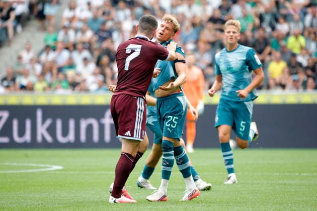 Mönchengladbach, Germany, German Bundesliga, Friendly Match, Borussia Mönchengladbach vs. Aston Villa 2–1 on August 15, 2026, at Borussia Park in Mönchengladbach; John MC GINN (Aston Villa, left) pulls on Robin HACK’s (MG, right) jersey. Photo by Norbert Schmidt, Düsseldorf