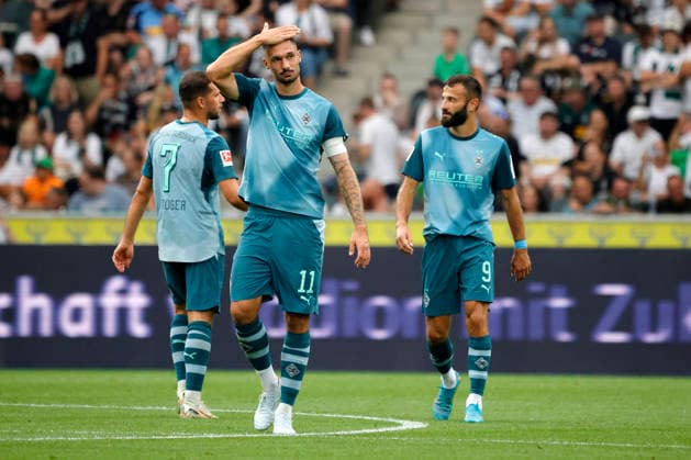 Mönchengladbach, Germany, German Bundesliga, Friendly Match, Borussia Mönchengladbach vs. Aston Villa 2–1 on August 15, 2026, at Borussia Park in Mönchengladbach. Tim KLEINDIENST (MG, 2nd from left) scored the 2–0 goal with a header and celebrated by touching his forehead to signal to the crowd. Franck HONORAT MG (right) and Kevin STÖGER (MG, left) Photo by Norbert Schmidt, Düsseldorf