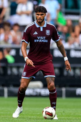 MOENCHENGLADBACH, GERMANY - AUGUST 15: Tyrone Mings of Aston Villa dribbles with the ball during the pre-season friendly match between Borussia Monchengladbach and Aston Villa at the ista-Borussia-Park on August 15, 2026 in Moenchengladbach, Germany.  Copyright: xRenexNijhuis MBxMediax