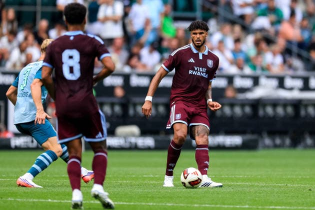 MOENCHENGLADBACH, GERMANY - AUGUST 15: Tyrone Mings of Aston Villa passes the ball during the pre-season friendly match between Borussia Monchengladbach and Aston Villa at the ista-Borussia-Park on August 15, 2026 in Moenchengladbach, Germany.  Copyright: xRenexNijhuis MBxMediax