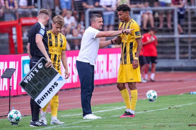 August 15, 2026, xsefx, Soccer, SC Fortuna Köln vs. TSV Alemannia Aachen, 3rd Division, Südstation, Matchday 2, 2026–2027 season Head coach Mersad Selimbegovic of Alemannia Aachen gesturing on the sideline next to Joel da Silva Kiala Alemannia Aachen 37 DFB regulations prohibit any use of photographs as image sequences and or quasi-video North Rhine-Westphalia, Germany