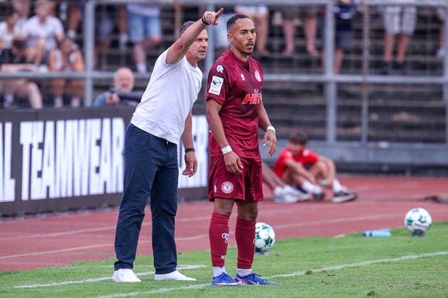 August 15, 2026, xsefx, Soccer, SC Fortuna Köln vs. TSV Alemannia Aachen, 3rd Division, South Division, Matchday 2, 2026–2027 Season, Head Coach Mersad Selimbegovic Alemannia Aachen head coach gesticulates in the coaching zone behind Robin Afamefuna of Fortuna Cologne 22. DFB regulations prohibit any use of photographs as image sequences and or quasi-video. North Rhine-Westphalia, Germany