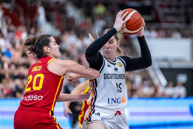 Basketball Ludwigsburg, August 15, 2026; DBB Women s National Team 2026; Friendly Match: Germany (GER) vs. Spain (ESP); Luisa Geiselsöder (Germany, No. 15); Paula Ginzo (Spain, No. 20)