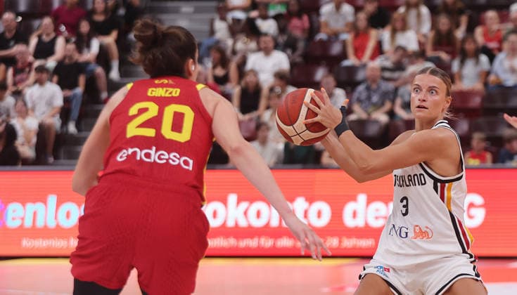 Ludwigsburg, Women s International Basketball Game, Germany vs. Spain, Alexandra Welke (GER) on the right