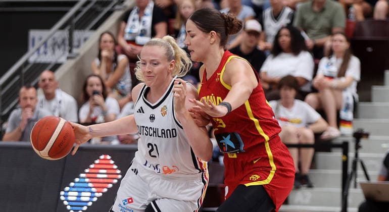 Ludwigsburg, Women s International Basketball Game, Germany vs. Spain, from left: Marie Gülich (GER), Nerea Hermosa (ESP)