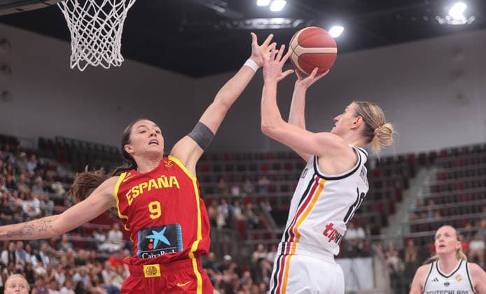 Ludwigsburg, Women s International Basketball Game, Germany vs. Spain, from left: Helena Pueyo (ESP), Alina Hartmann (GER)