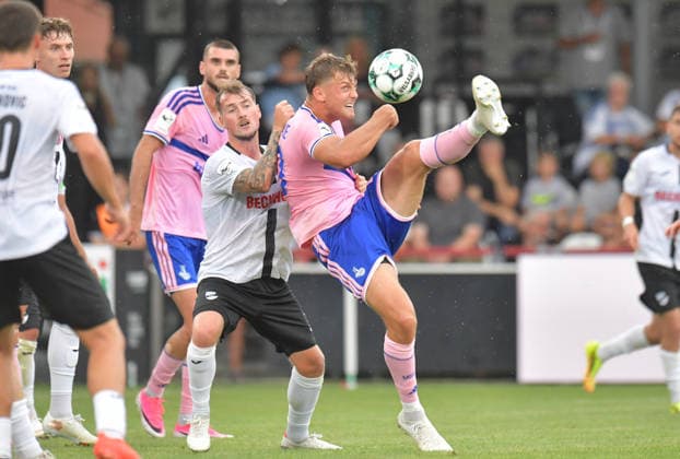 August 15, 2026, GER, Soccer, 3rd Division, 2026–20267 Season, Matchday 2, Sportclub Arena, Verl SC Verl vs. MSV Duisburg 2–4, Yari Otto (SC Verl, left) vs. Ben Schlicke (MSV Duisburg), action, duel, tackle